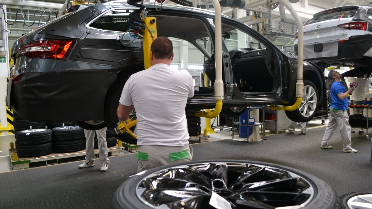 Škoda Auto po odstávce obnovuje výrobu